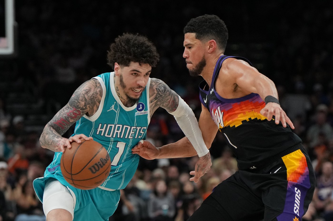 Booker scores 30 points as Suns halt Hornets' road winning streak at 10 with 111-99 victory | iNFOnews.ca