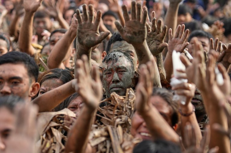 Photos show Philippine Catholics smearing mud on their bodies for festival honoring John the Baptist | iNFOnews.ca