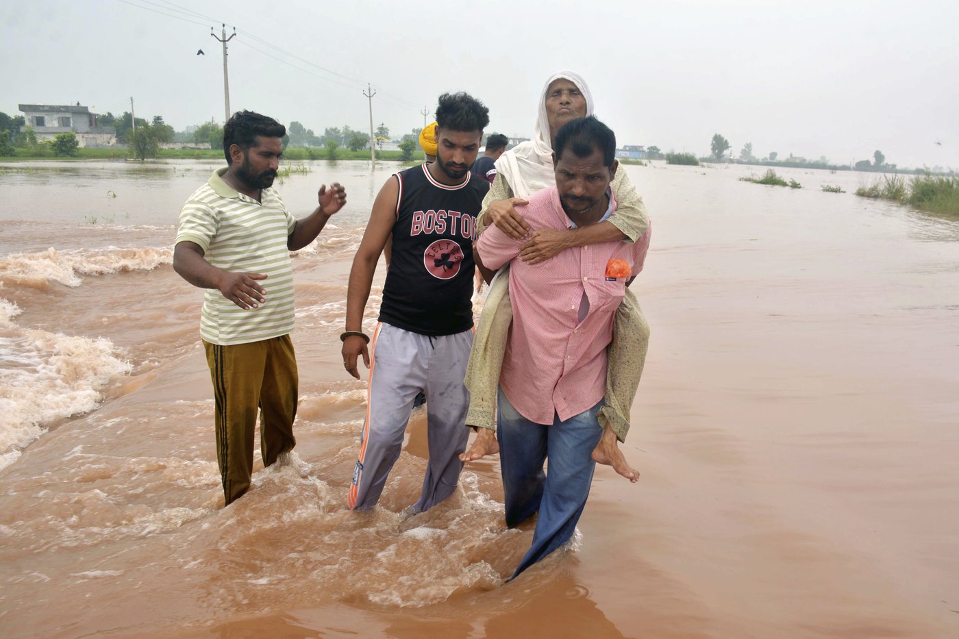 Pakistani rescuers use drones to help evacuate thousands as floods devastate Punjab | iNFOnews.ca
