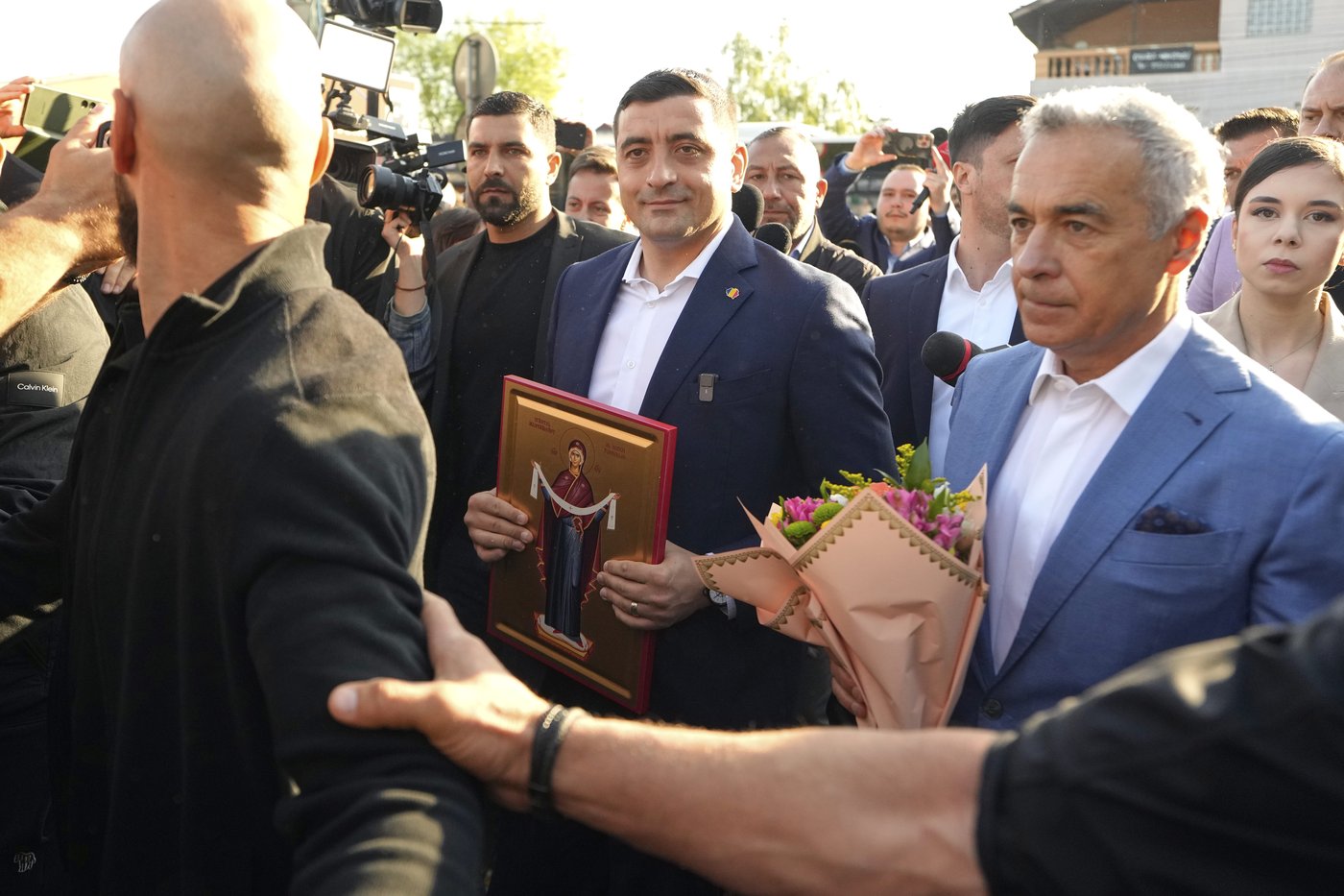 Romania's hard-right candidate will face a pro-EU reformist in presidential runoff | iNFOnews.ca