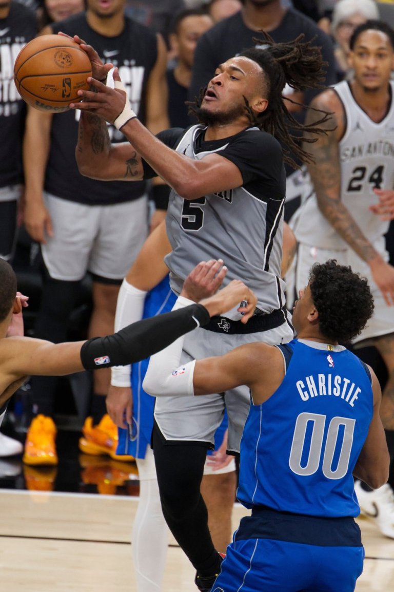 Castle's 40-point triple-double fuels surging Spurs past Mavericks for 4th straight victory | iNFOnews.ca