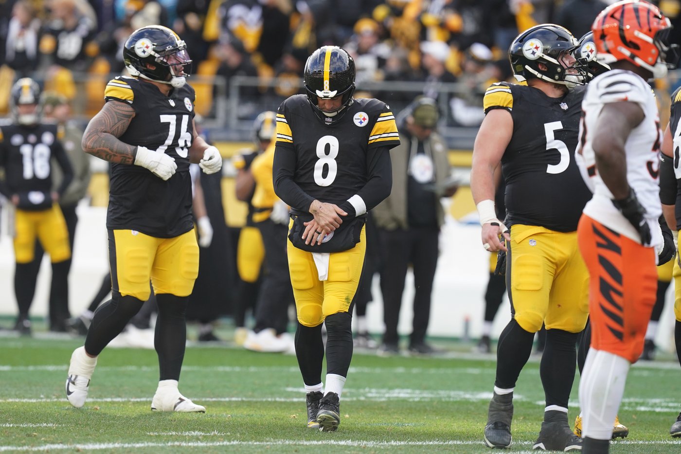 Aaron Rodgers to be evaluated after leaving Steelers' win over Bengals with left wrist injury | iNFOnews.ca Aaron Rodgers to be evaluated after leaving Steelers' win over Bengals with left wrist injury | iNFOnews.ca