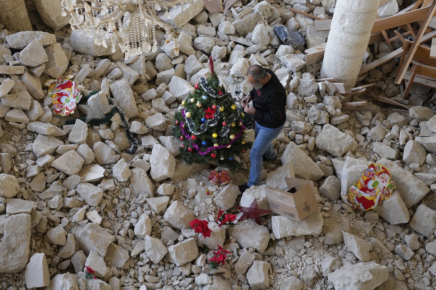 In the ruins of a bombed-out church in Lebanon, there's now a tiny Christmas tree | iNFOnews.ca