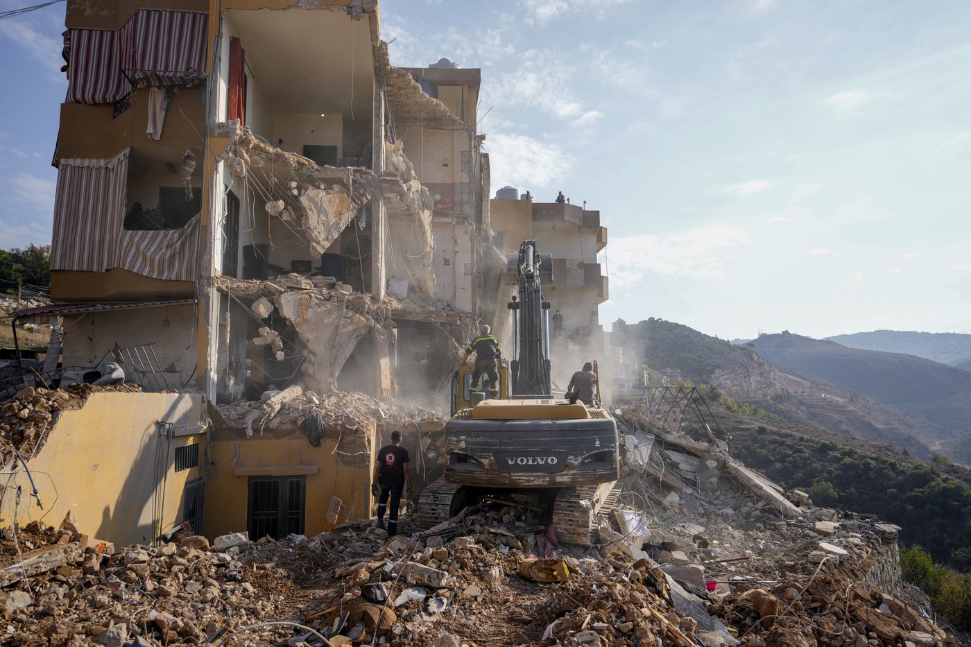 Rescuers pull 30 bodies from a building in central Lebanon hit in an Israeli strike | iNFOnews.ca