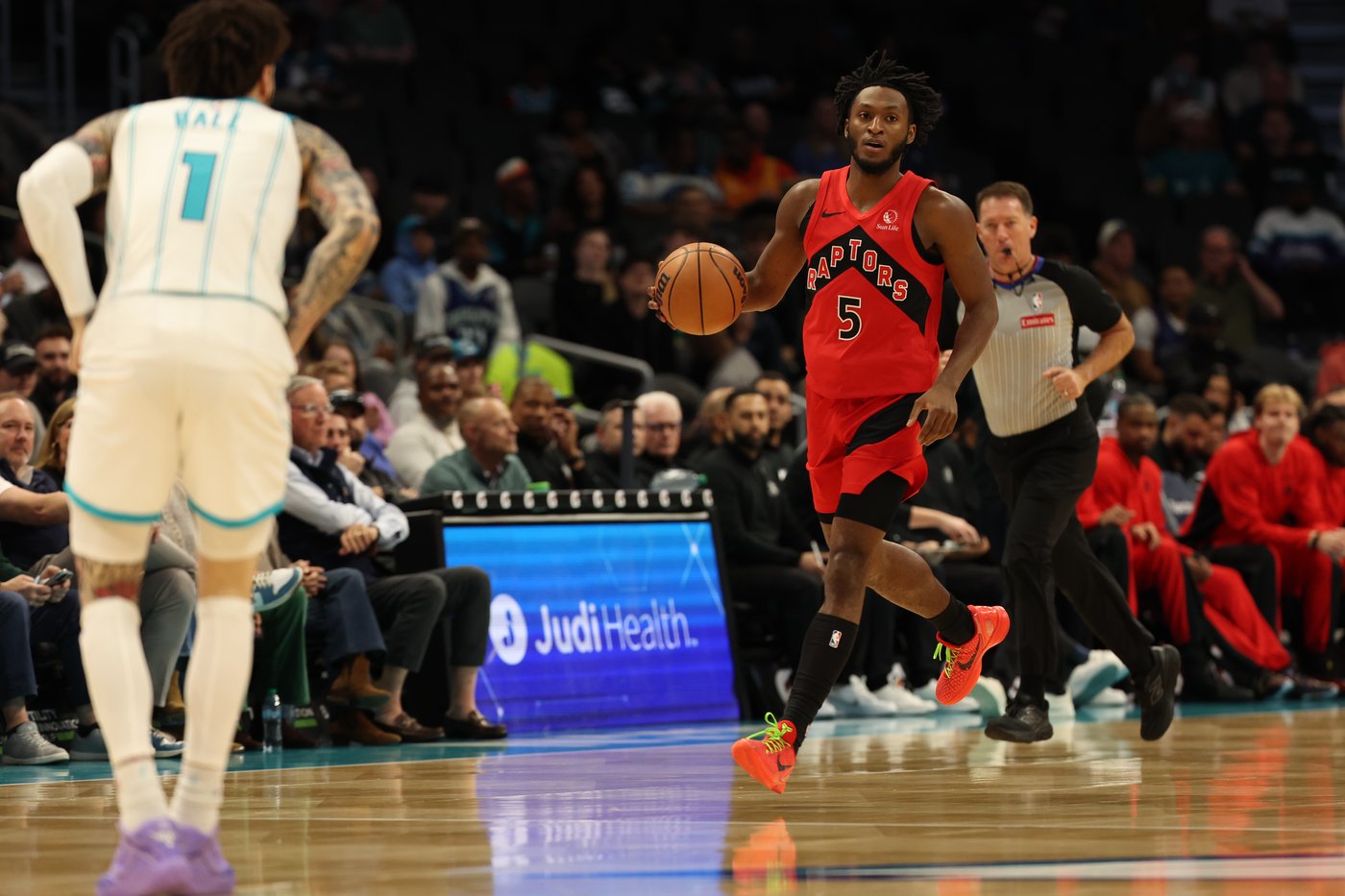 Quickley's 3-pointer at the buzzer sends the Raptors past the Hornets 97-96 for 5th win in 6 games | iNFOnews.ca Quickley's 3-pointer at the buzzer sends the Raptors past the Hornets 97-96 for 5th win in 6 games | iNFOnews.ca