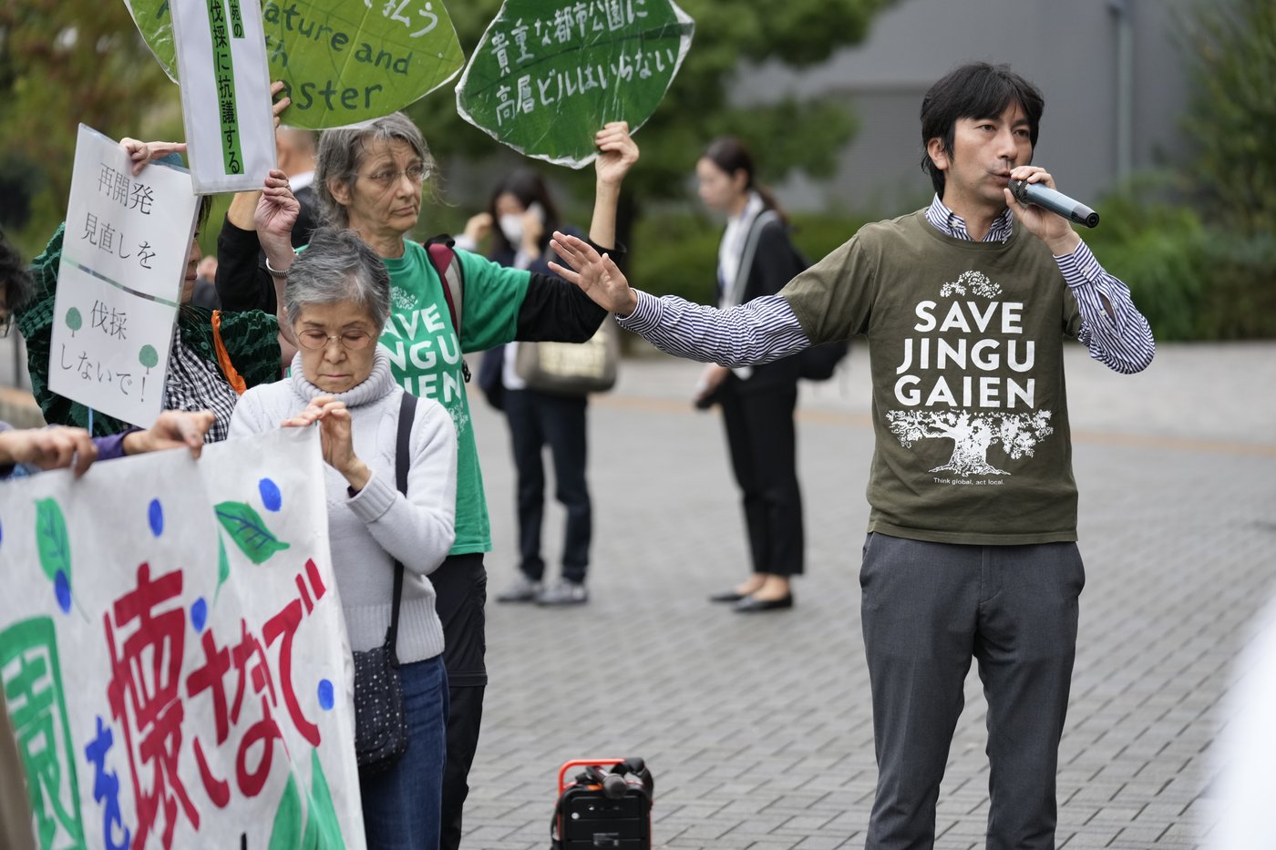 Developers begin cutting trees in a Tokyo park that environmentalists want to protect | iNFOnews.ca