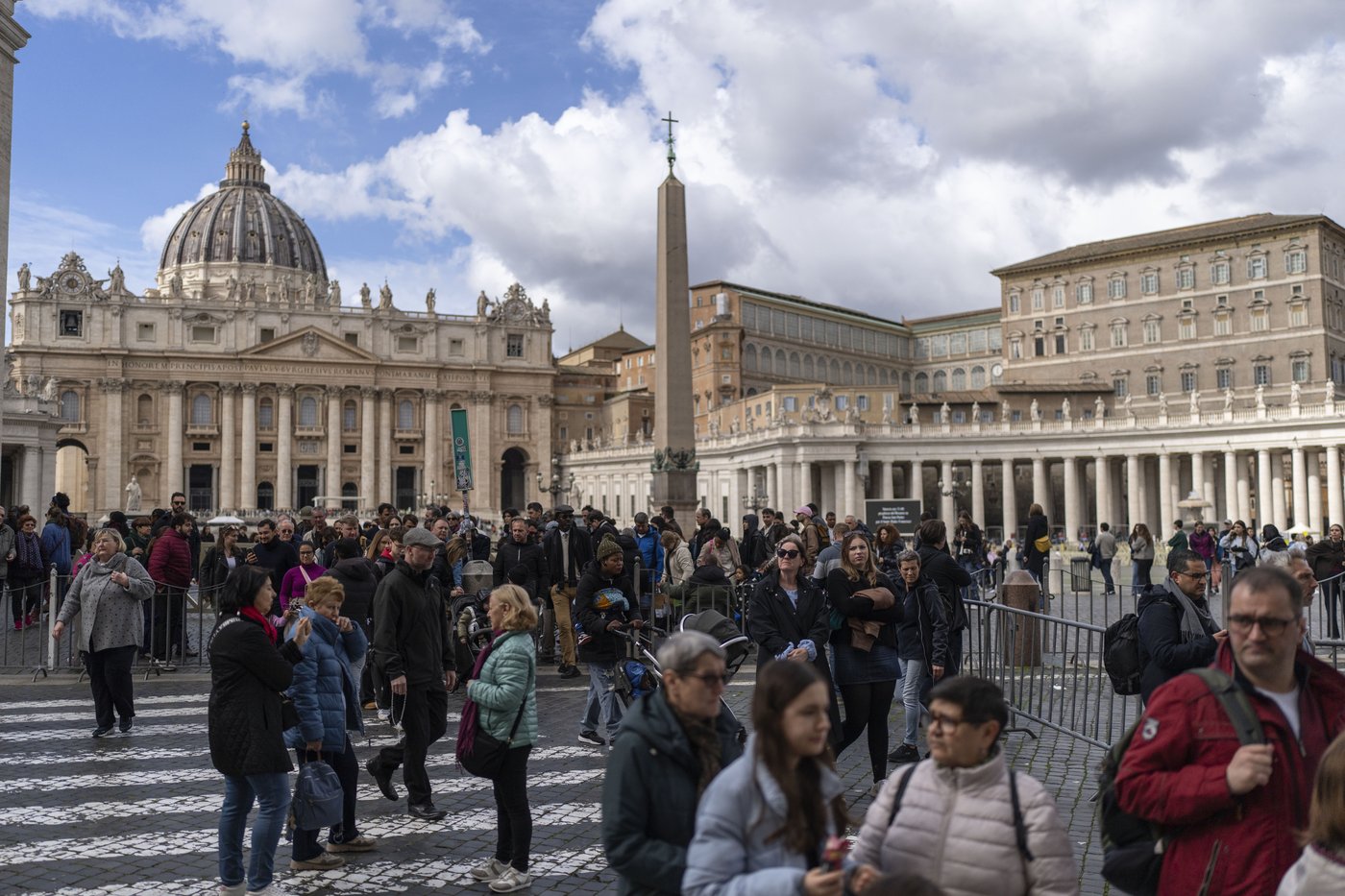 Pope had coughing fit, inhaled vomit and now requires assisted ventilation, Vatican says | iNFOnews.ca