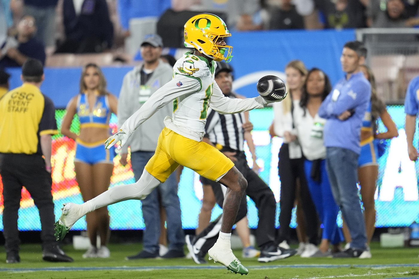 Dillon Gabriel throws for 3 TDs as No. 8 Oregon beats UCLA 34-13 in first Big Ten game | iNFOnews.ca