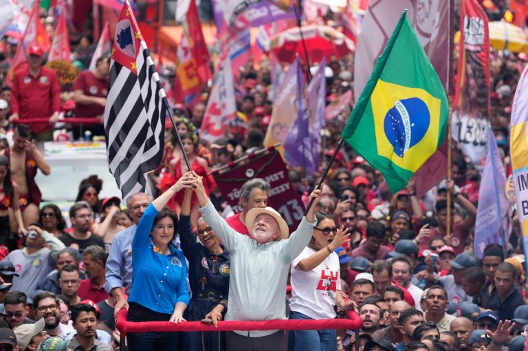 Brazil's Lula and Flávio Bolsonaro campaign in powerhouse state ahead of Sunday's presidential vote | iNFOnews.ca