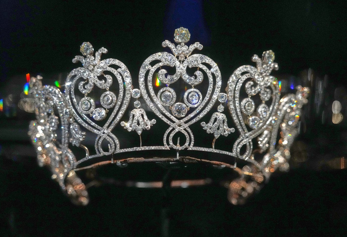 More glittering royal jewels displayed while Paris is still uneasy over the Louvre robbery | iNFOnews.ca