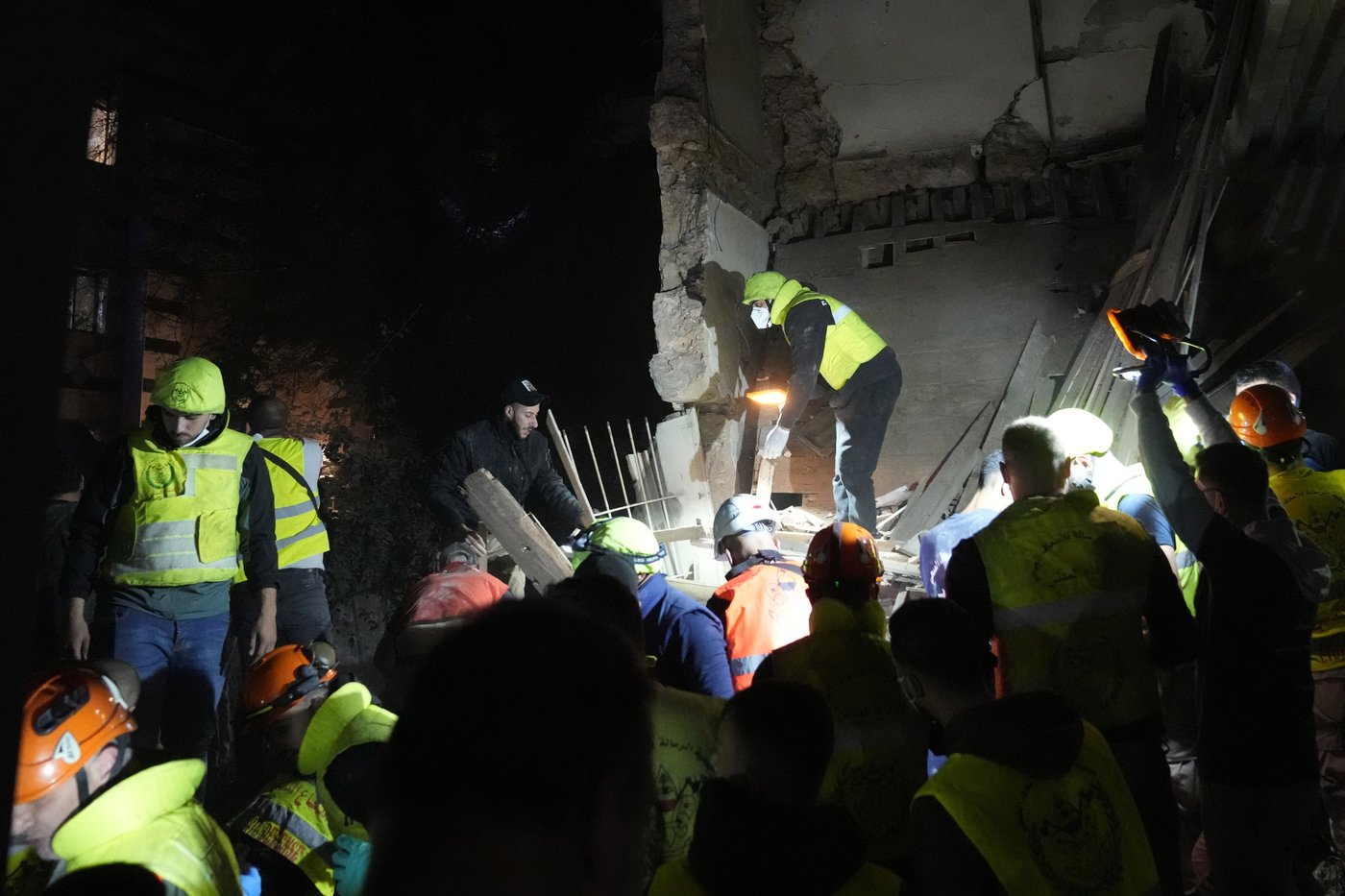Israeli airstrike hits central Beirut near key government buildings and embassies | iNFOnews.ca