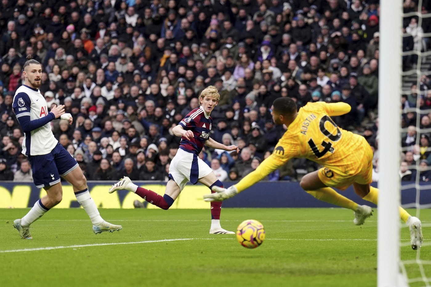 Brandon Austin, former US youth goalkeeper, makes Premier League debut and has a tough start | iNFOnews.ca Brandon Austin, former US youth goalkeeper, makes Premier League debut and has a tough start | iNFOnews.ca
