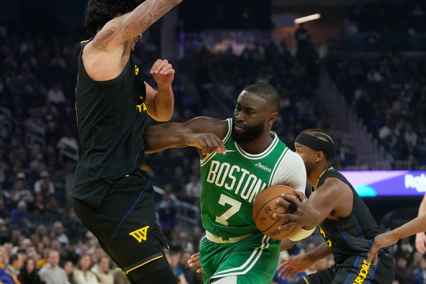Brown helps Celtics thump Curry-less Warriors 121-110 | iNFOnews.ca