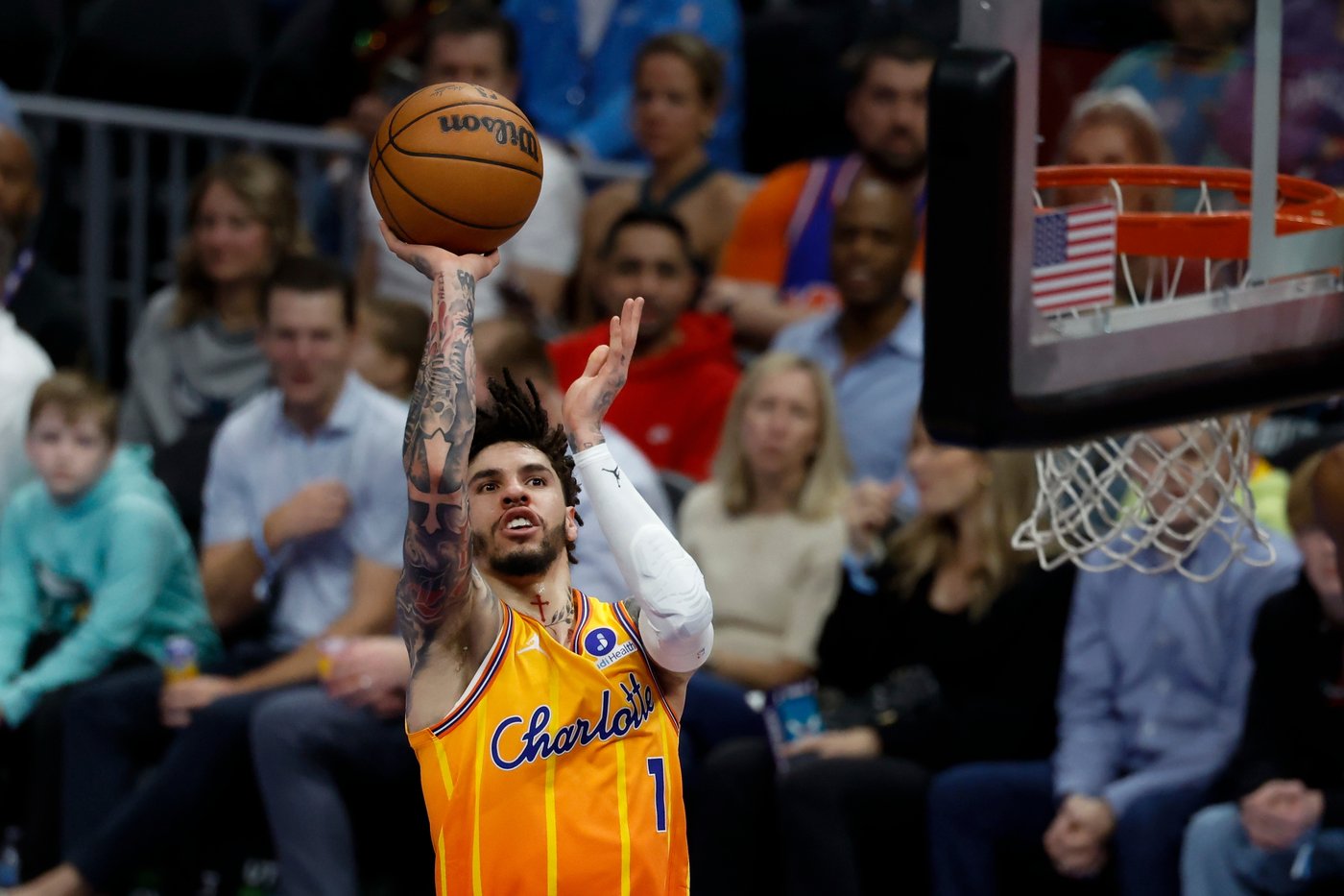 Donovan Mitchell scores 32 points as Cavaliers beat Hornets 118-113 for 7th straight victory | iNFOnews.ca