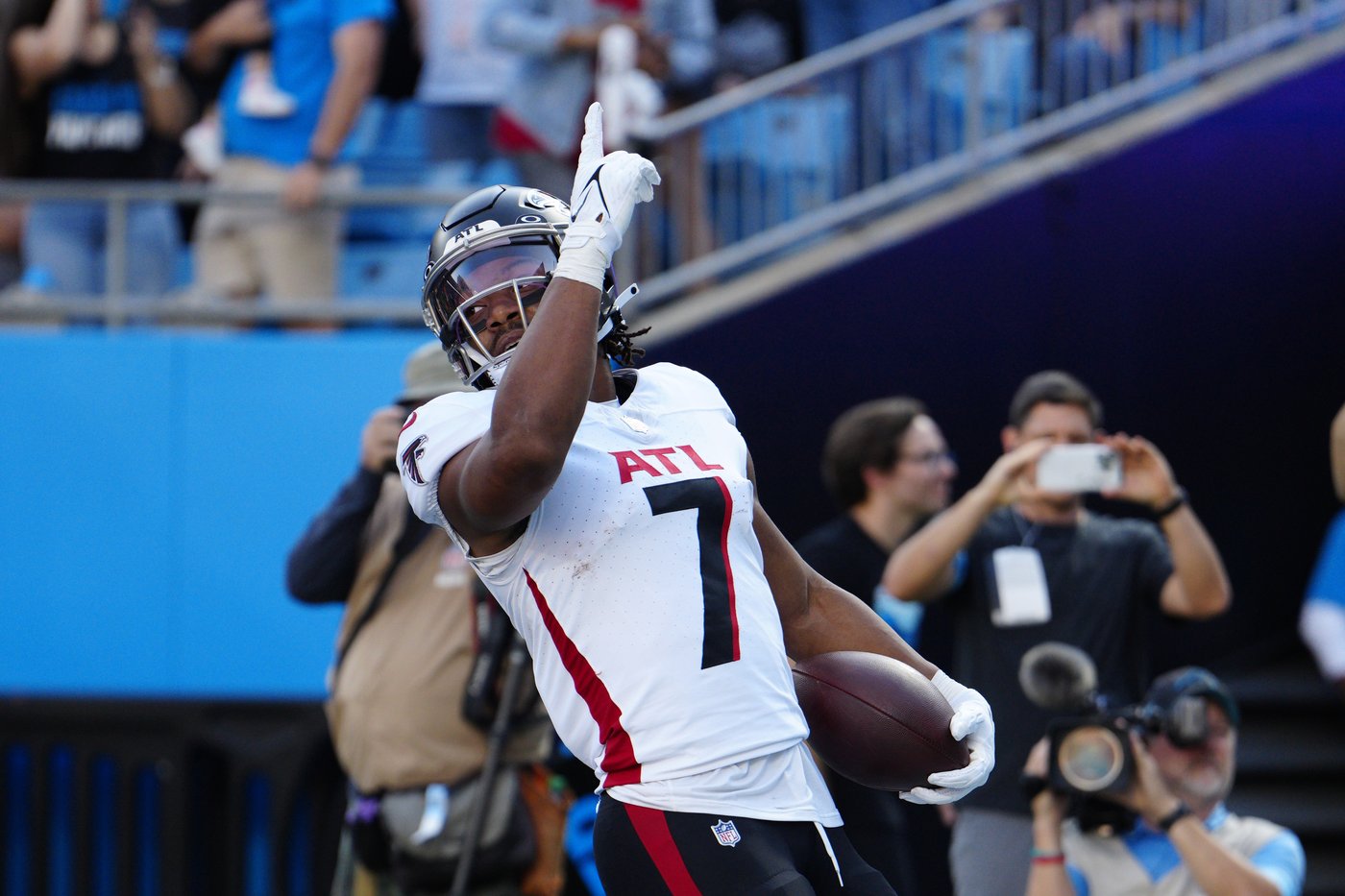 Bijan Robinson scores 2 TDs. Falcons beat Panthers 38-20 for 3rd straight victory vs. NFC South foe | iNFOnews.ca