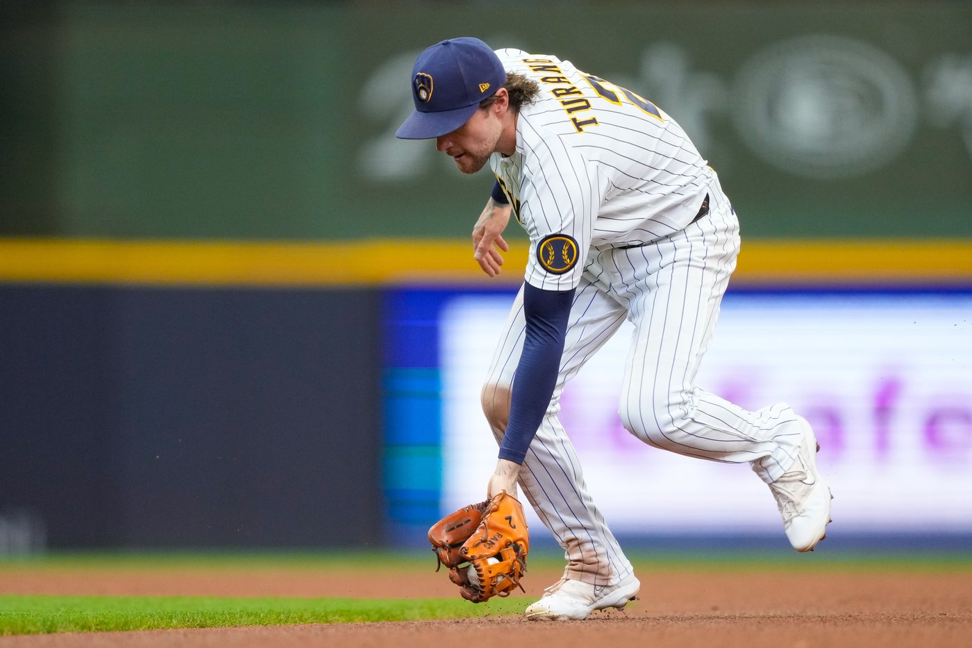 Eugenio Suárez hits a 3-run homer to lift Reds past Brewers 4-3 and avoid a winless road trip | iNFOnews.ca
