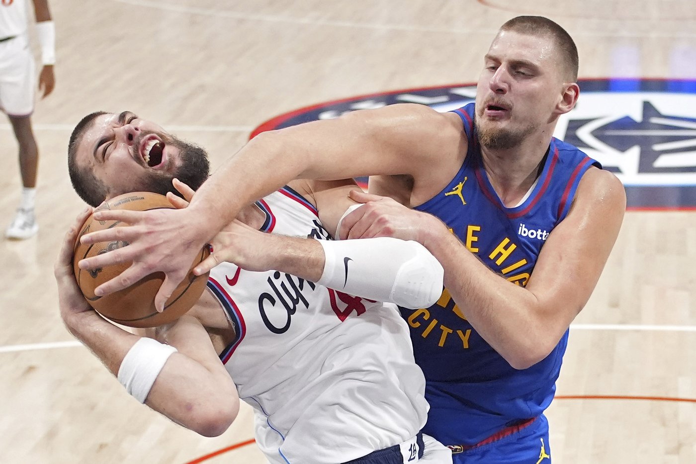 Harden scores 37 and Clippers overcome Jokic's triple-double to beat Nuggets 126-122 | iNFOnews.ca Harden scores 37 and Clippers overcome Jokic's triple-double to beat Nuggets 126-122 | iNFOnews.ca