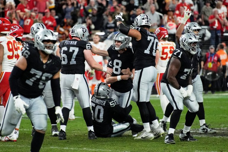 Daniel Carlson hits 60-yard field goal to lift Raiders over Chiefs, 14-12 | iNFOnews.ca