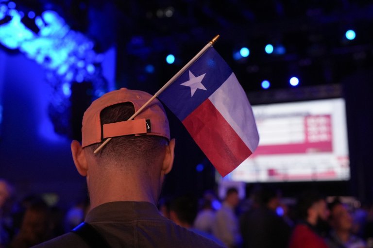 All eyes on Texas as the midterm elections officially begin, in photos | iNFOnews.ca