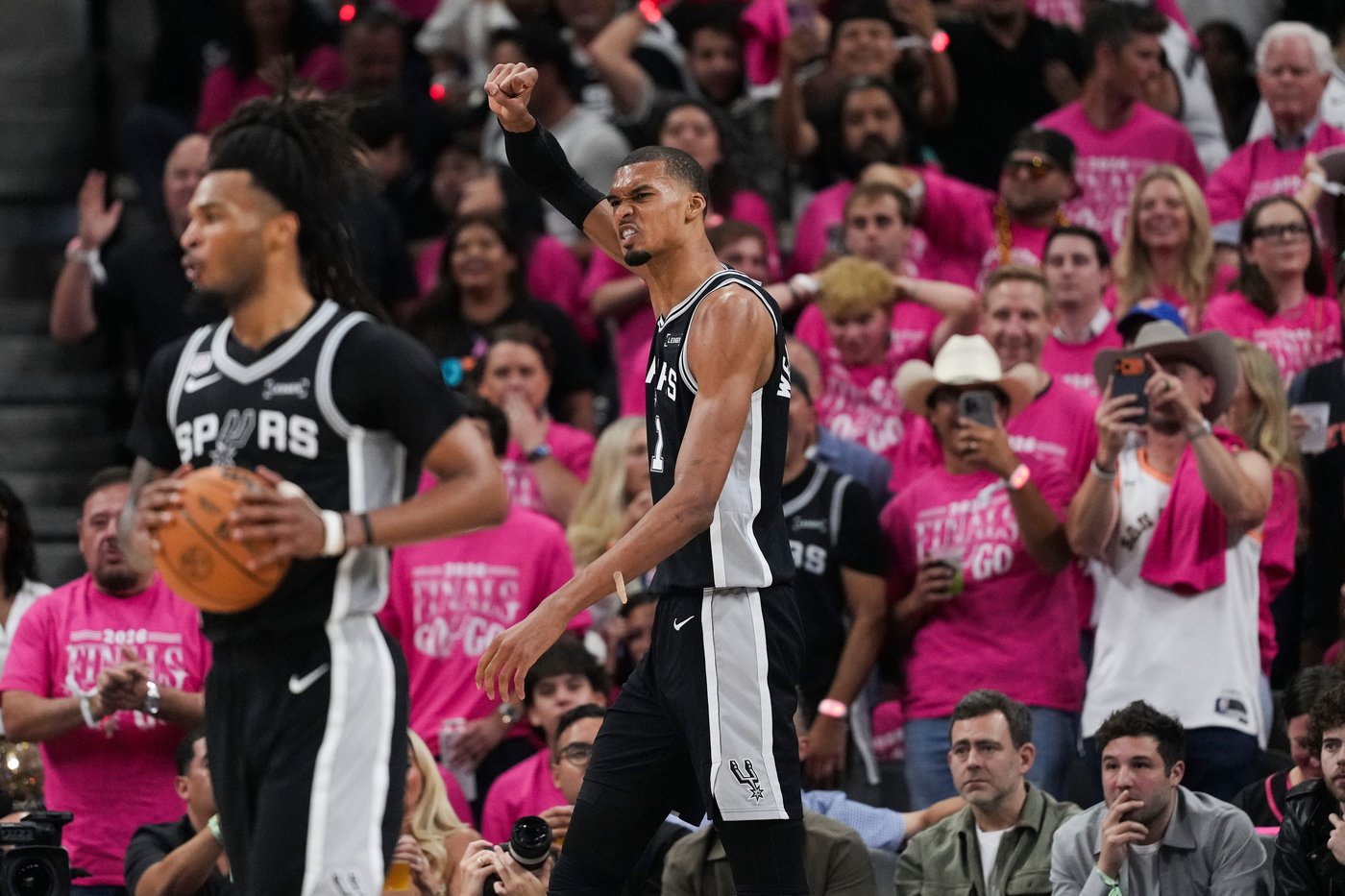 Spurs fans still believe they can overcome 3-1 deficit against Knicks to capture 6th NBA title | iNFOnews.ca Spurs fans still believe they can overcome 3-1 deficit against Knicks to capture 6th NBA title | iNFOnews.ca