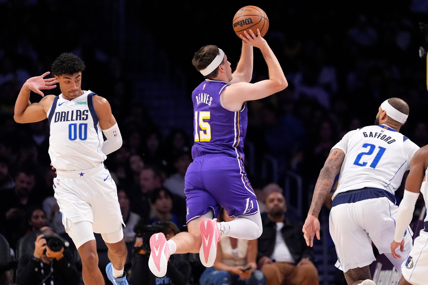 LeBron James becomes oldest player with triple-double in Lakers' 124-104 win over Mavericks | iNFOnews.ca