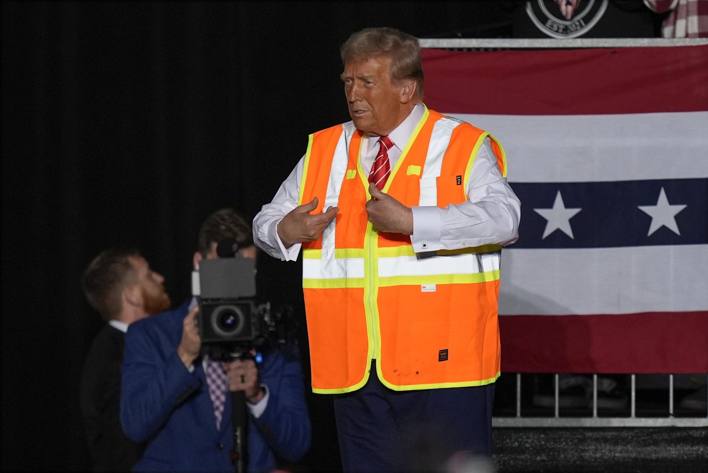 Donald Trump boards a garbage truck to draw attention to Biden remark | iNFOnews.ca Donald Trump boards a garbage truck to draw attention to Biden remark | iNFOnews.ca