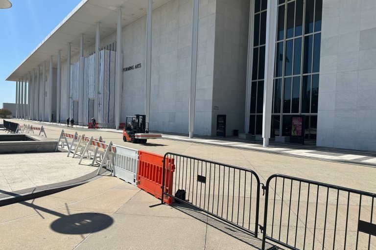 Fencing goes up around the main Kennedy Center building after Trump-aligned board votes to close it | iNFOnews.ca