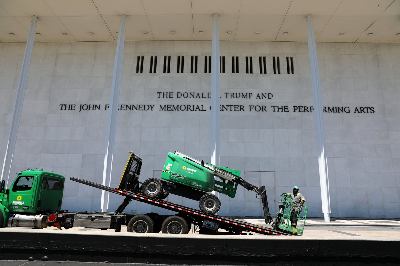 Kennedy Center moves to erase Trump references after judge said they were illegally added | iNFOnews.ca Kennedy Center moves to erase Trump references after judge said they were illegally added | iNFOnews.ca