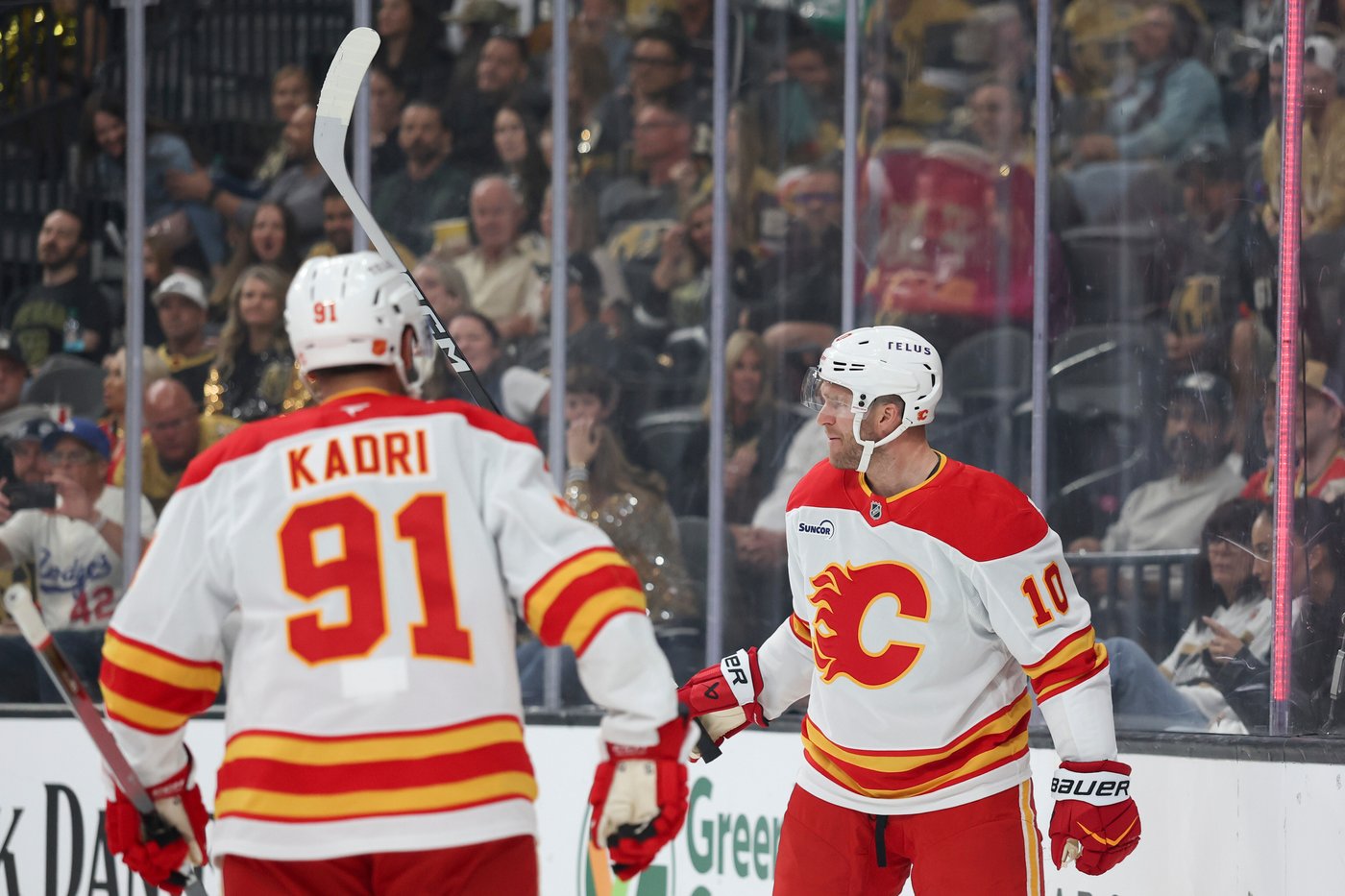 Marner scores first goals as a Golden Knight in 6-1 win over Flames; Stone injured | iNFOnews.ca Marner scores first goals as a Golden Knight in 6-1 win over Flames; Stone injured | iNFOnews.ca