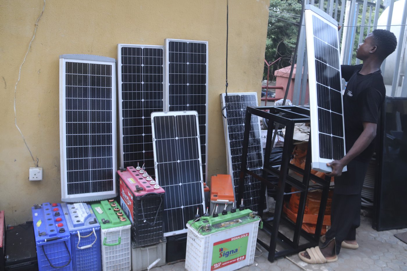 Nigerians press for solar jobs and electricity, with little success | iNFOnews.ca
