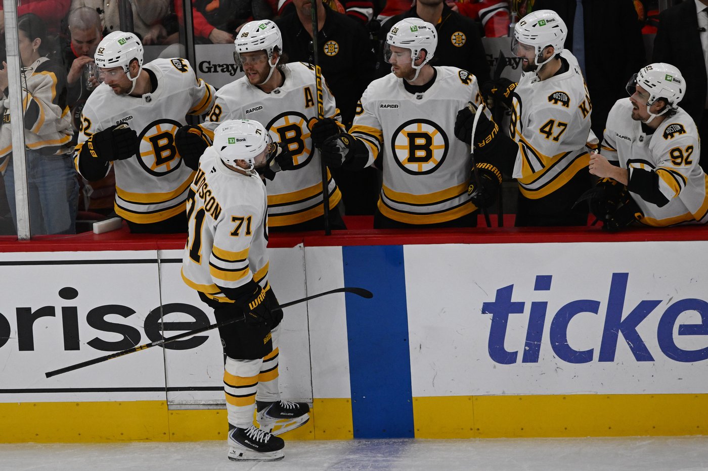 Bruins beat Blackhawks 5-2, extend winning streak to six games | iNFOnews.ca Bruins beat Blackhawks 5-2, extend winning streak to six games | iNFOnews.ca