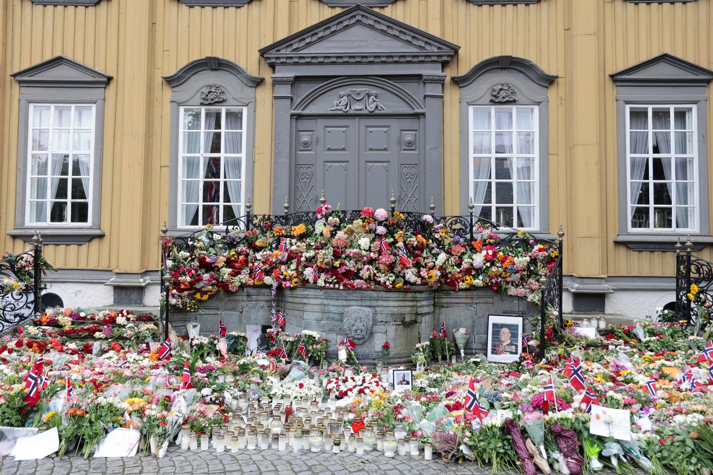 Norwegians line up at memorials remembering the late King Harald V. Funeral set for Sept 9 | iNFOnews.ca