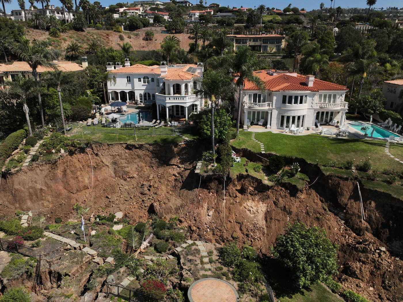 Hundreds of feet of coastal bluff in California fell toward the ocean in landslide-stricken town | iNFOnews.ca