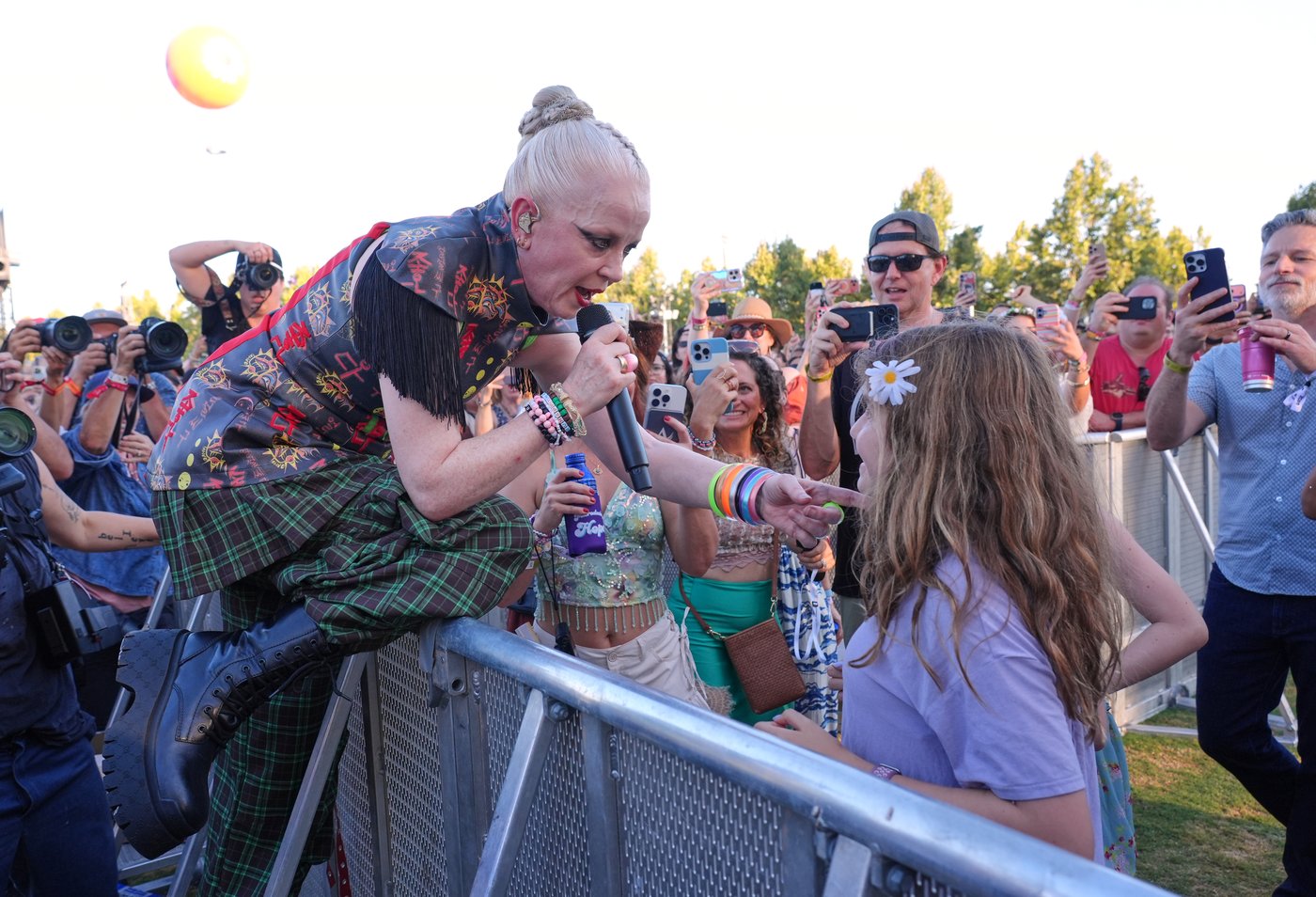 Daisy Chain Fields benefit festival rallies young fans for women’s well-being, in photos | iNFOnews.ca