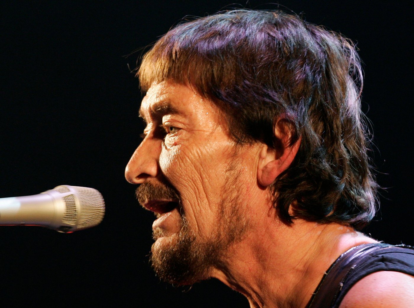 Singer-songwriter Chris Rea, known for 'Driving Home for Christmas,' dies at 74 | iNFOnews.ca