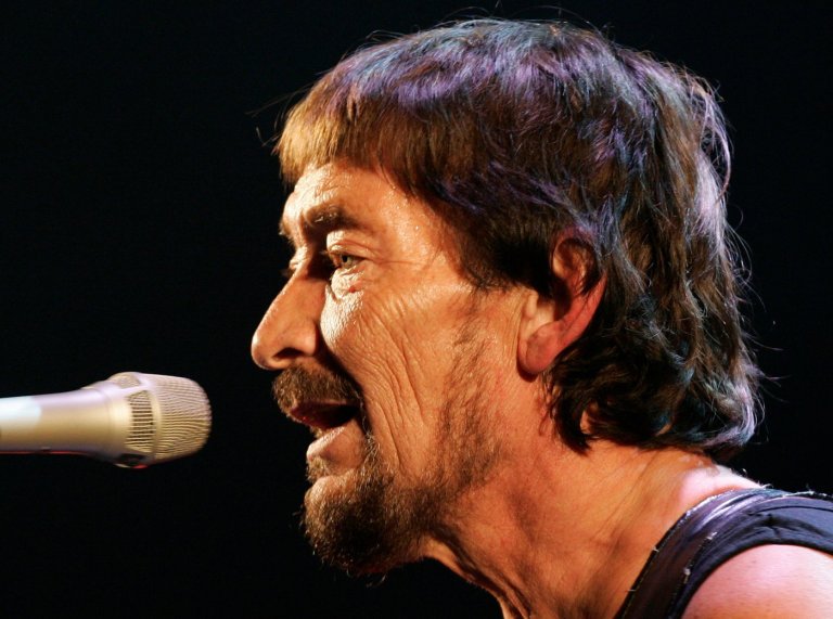 Singer-songwriter Chris Rea, known for 'Driving Home for Christmas,' dies at 74 | iNFOnews.ca