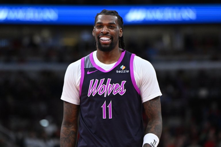 Reid scores 33 points, T-Wolves rout Bulls 136-101 after Chicago loses White, Giddey to injuries | iNFOnews.ca