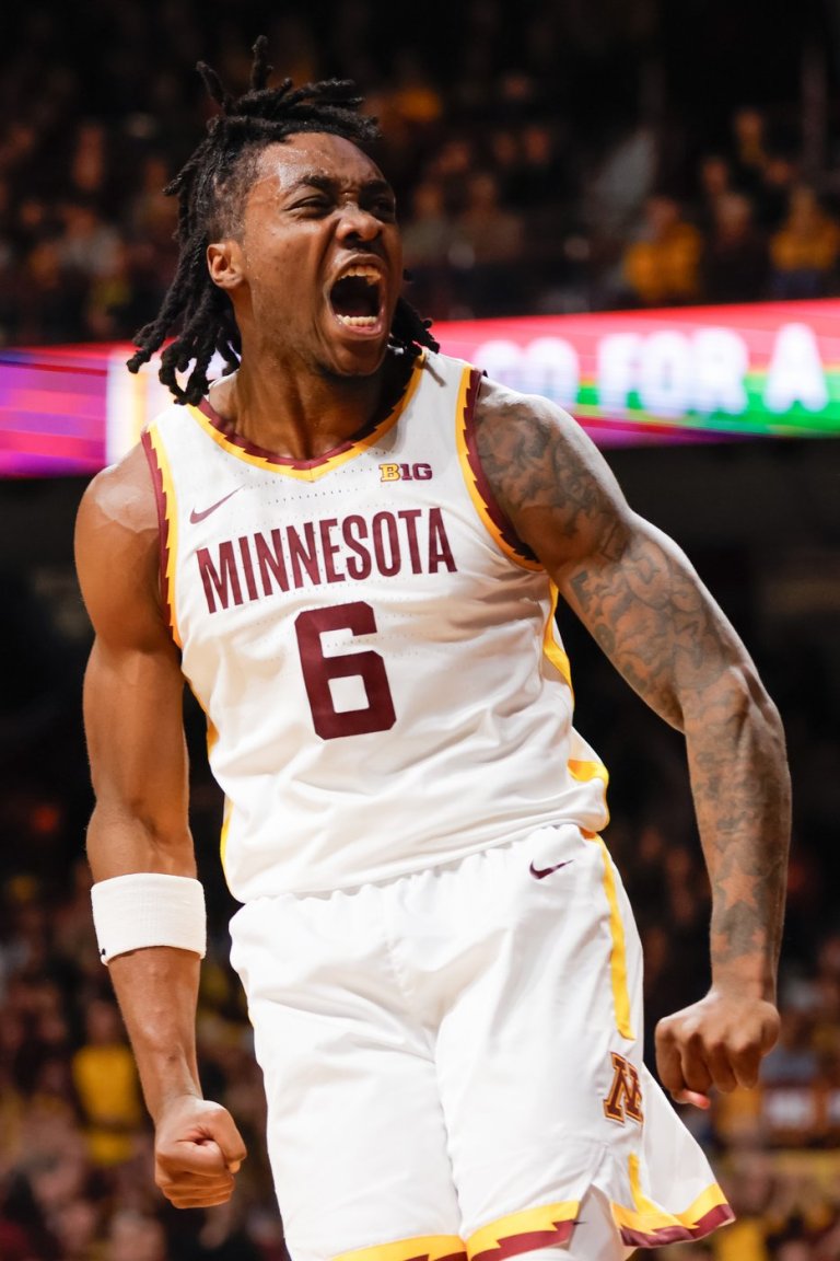 Langston Reynolds scores 22 as Gophers hold off No. 19 Iowa 70-67 | iNFOnews.ca