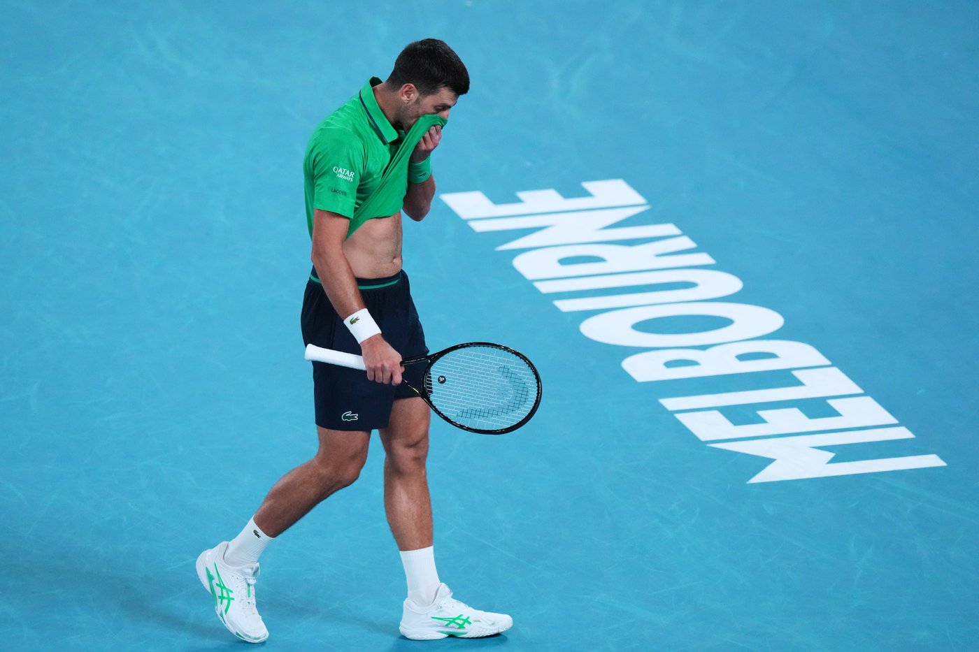 Spectators and players try to cool down during Australian Open heatwave | iNFOnews.ca