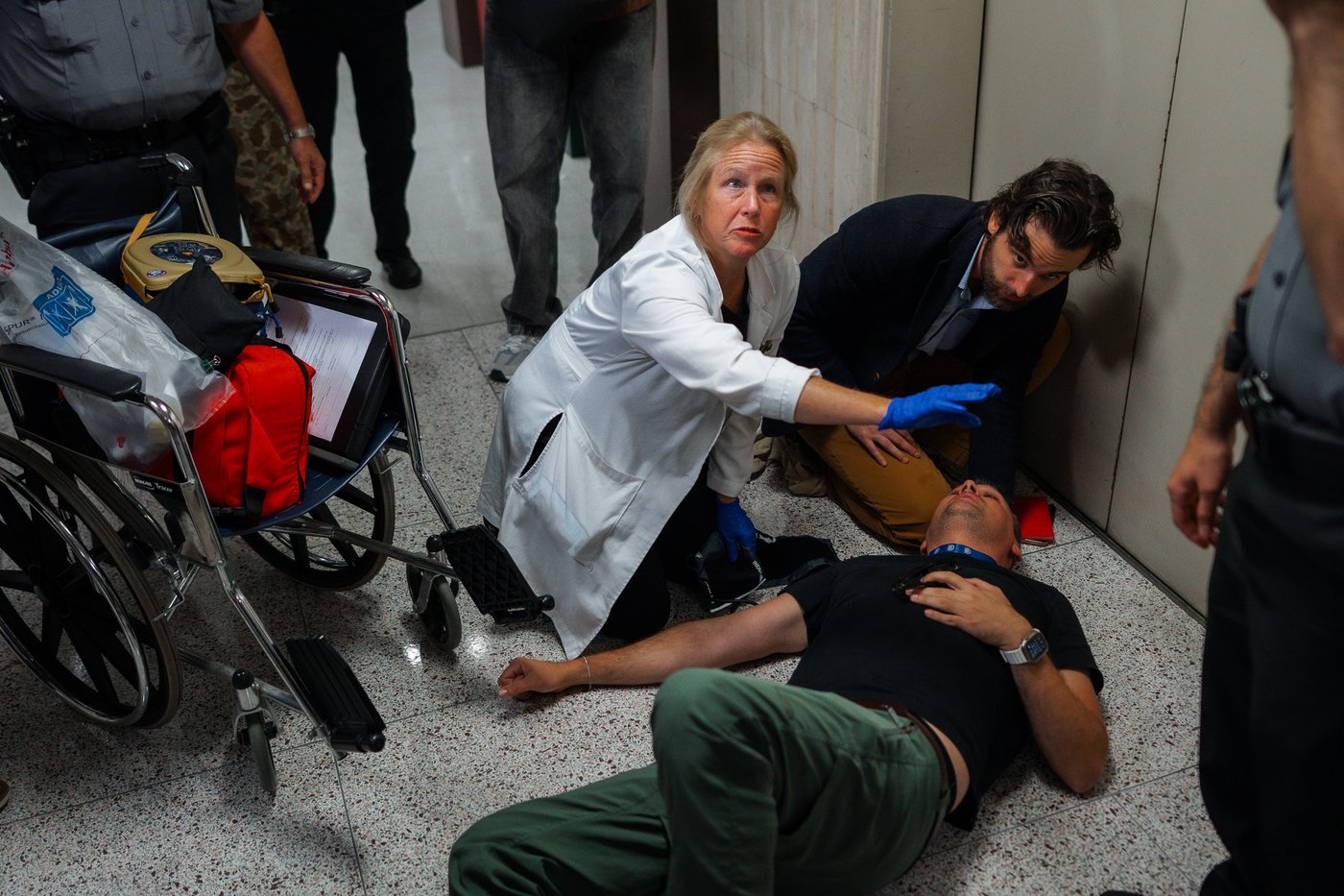 Federal agents grab and shove journalists outside NYC immigration court, sending one to hospital | iNFOnews.ca