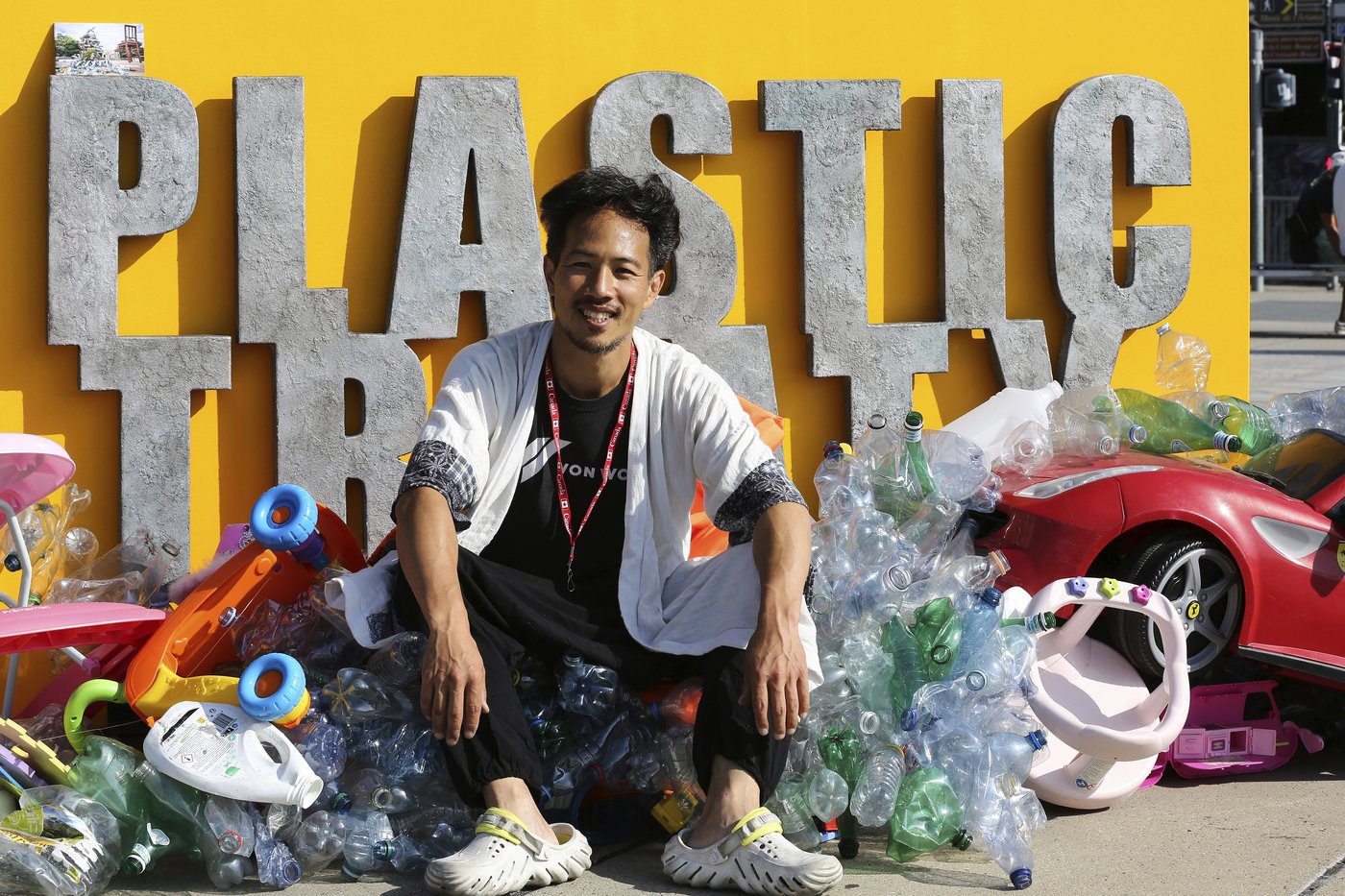 Artist drowns sculpture in plastic waste in front of the UN during plastic pollution treaty talks | iNFOnews.ca Artist drowns sculpture in plastic waste in front of the UN during plastic pollution treaty talks | iNFOnews.ca
