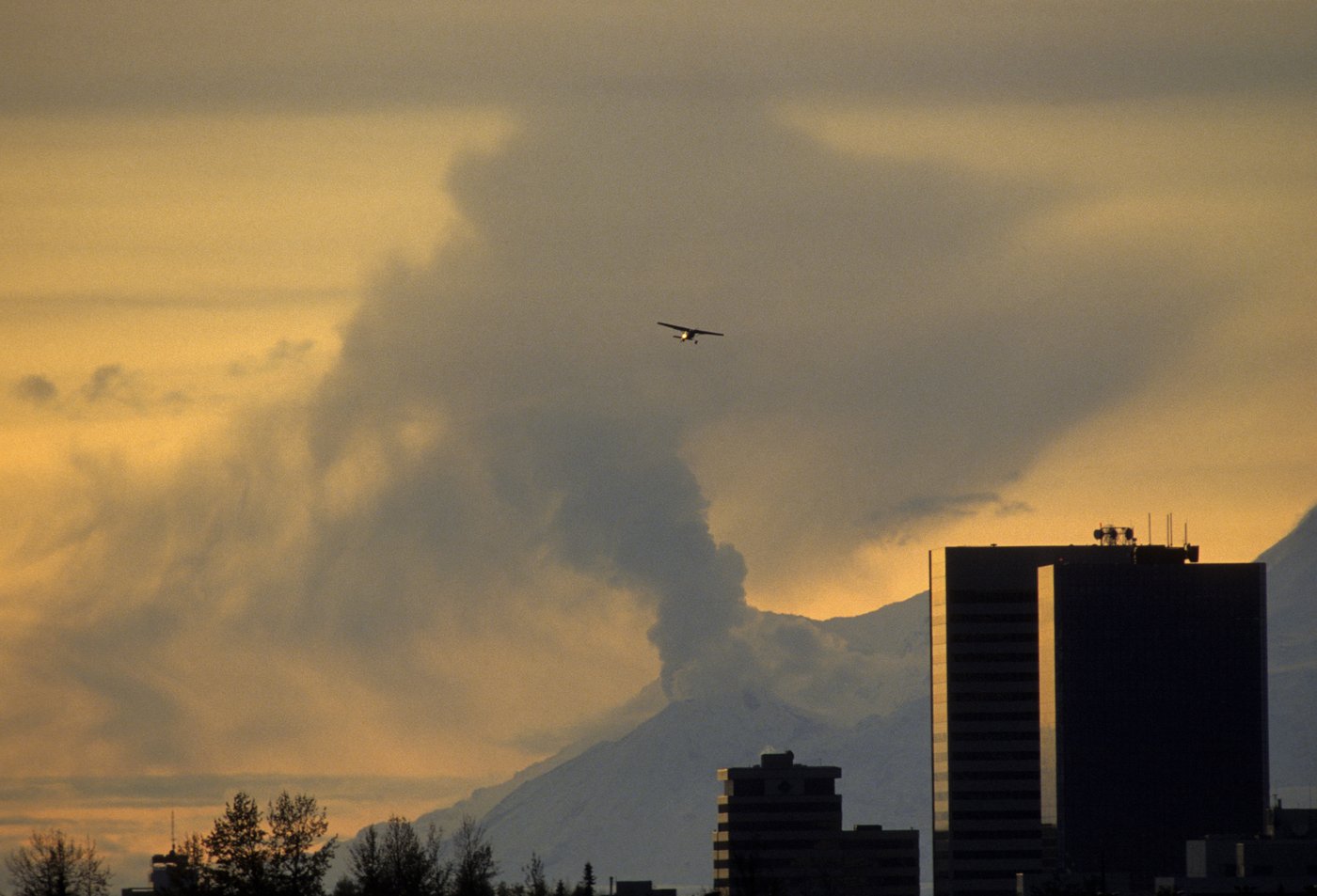 Earthquakes under a volcano near Alaska's largest city raise concerns | iNFOnews.ca