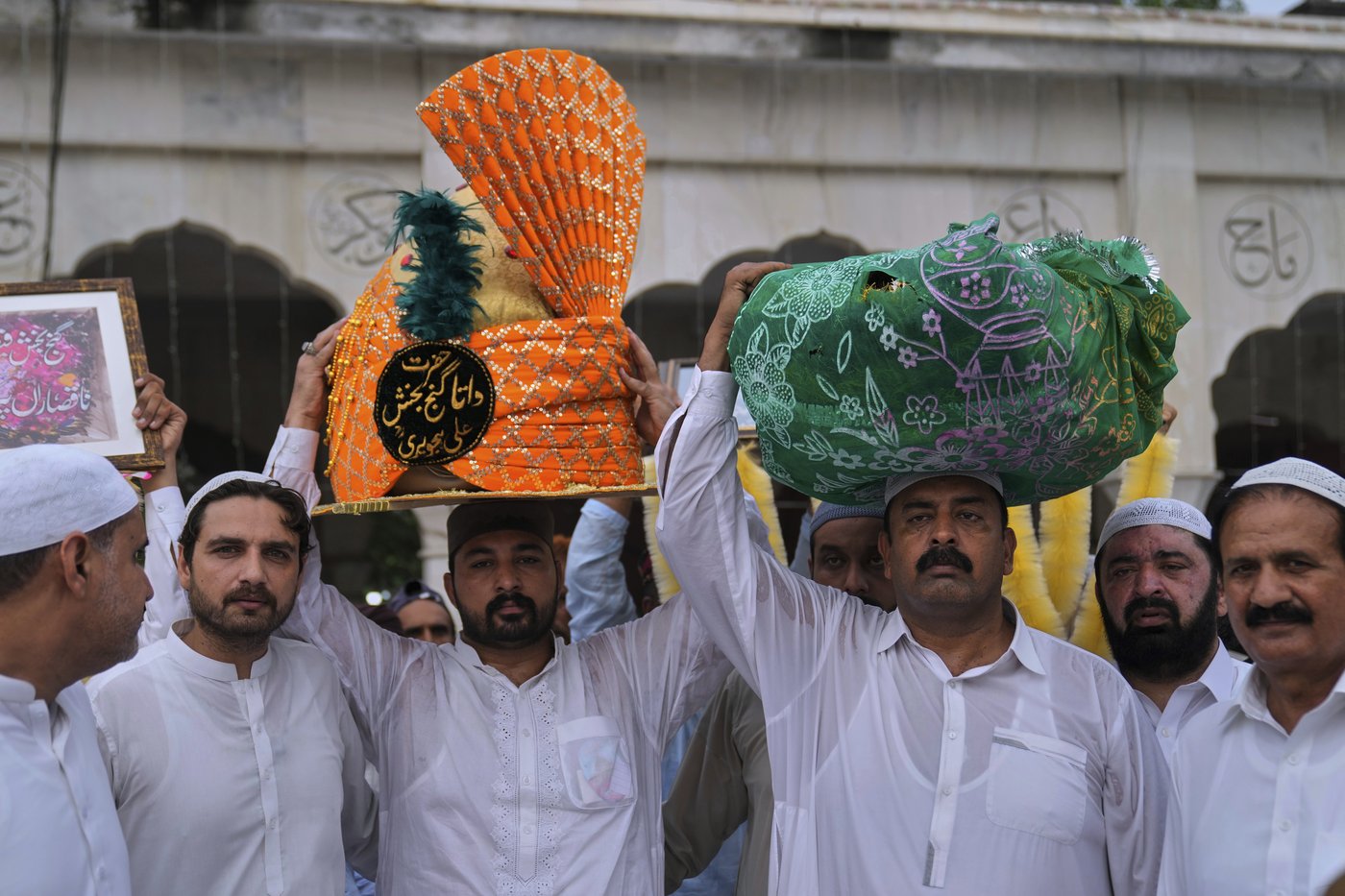 Photos of Pakistan honoring a Sufi saint with drumming, dancing, and bright lights | iNFOnews.ca