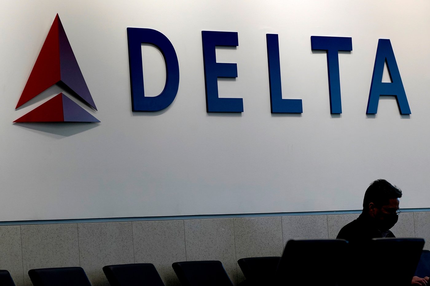 Delta jets have a 'low-speed collision' on the ground at New York's LaGuardia, injuring 1 | iNFOnews.ca