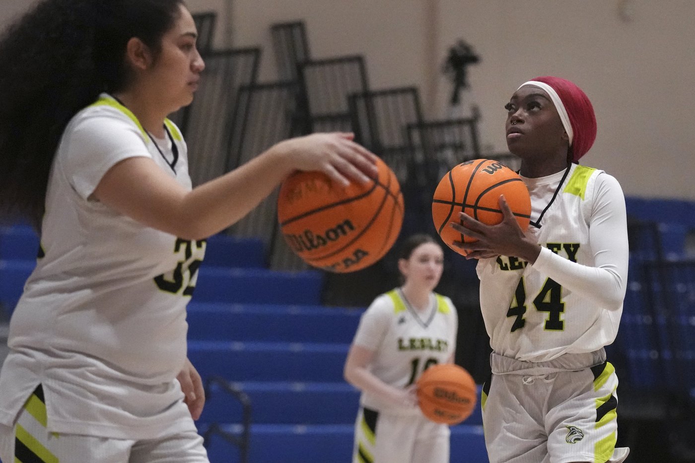 One-armed basketball player makes women's Division III history with basket | iNFOnews.ca One-armed basketball player makes women's Division III history with basket | iNFOnews.ca
