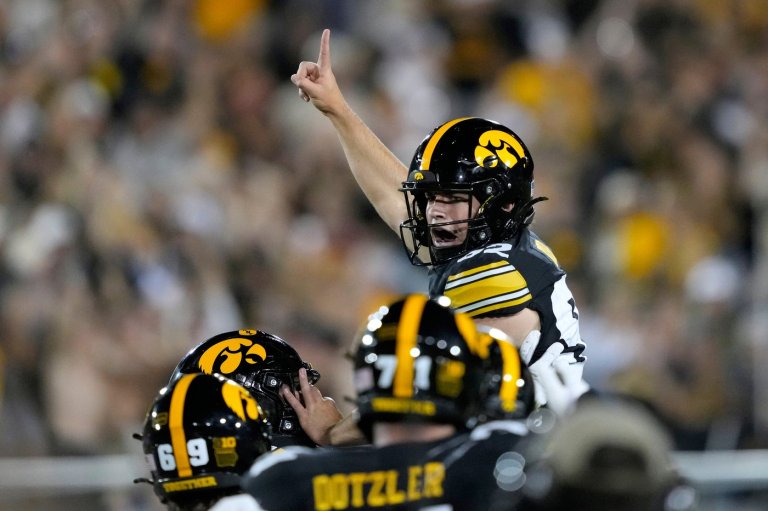 Caden Buhr's field goal with 15 seconds left lifts No. 21 Iowa over Iowa State, 16-13 | iNFOnews.ca