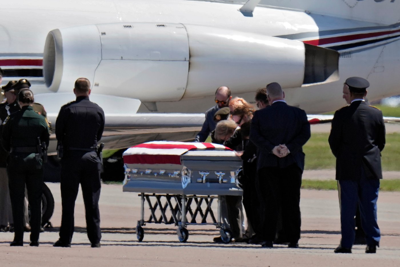 Photos of Trump at a ceremony for US service members killed in Middle East | iNFOnews.ca