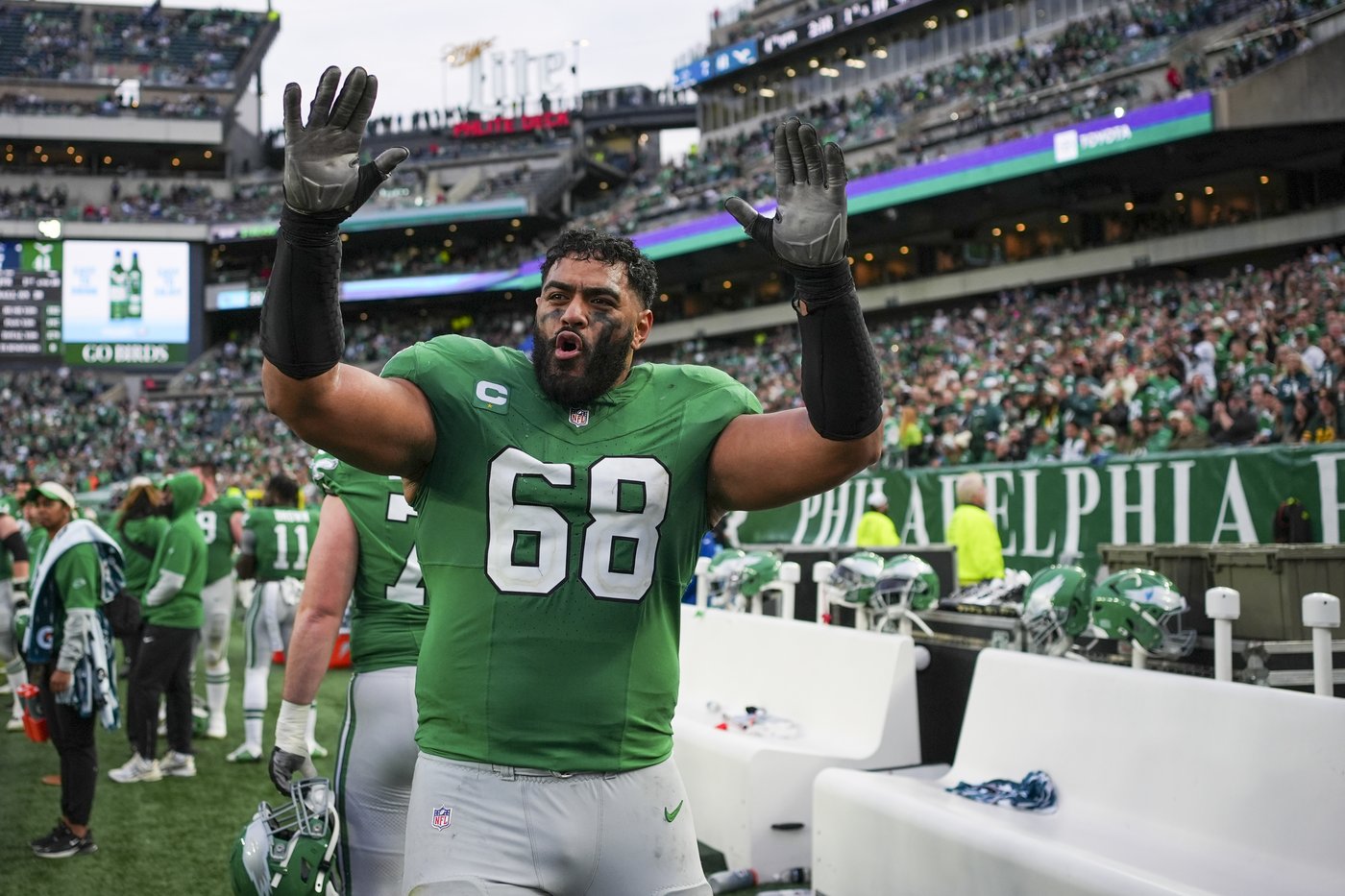 Saquon Barkley tops 2,000 yards rushing as Eagles beat Cowboys 41-7 to clinch NFC East | iNFOnews.ca
