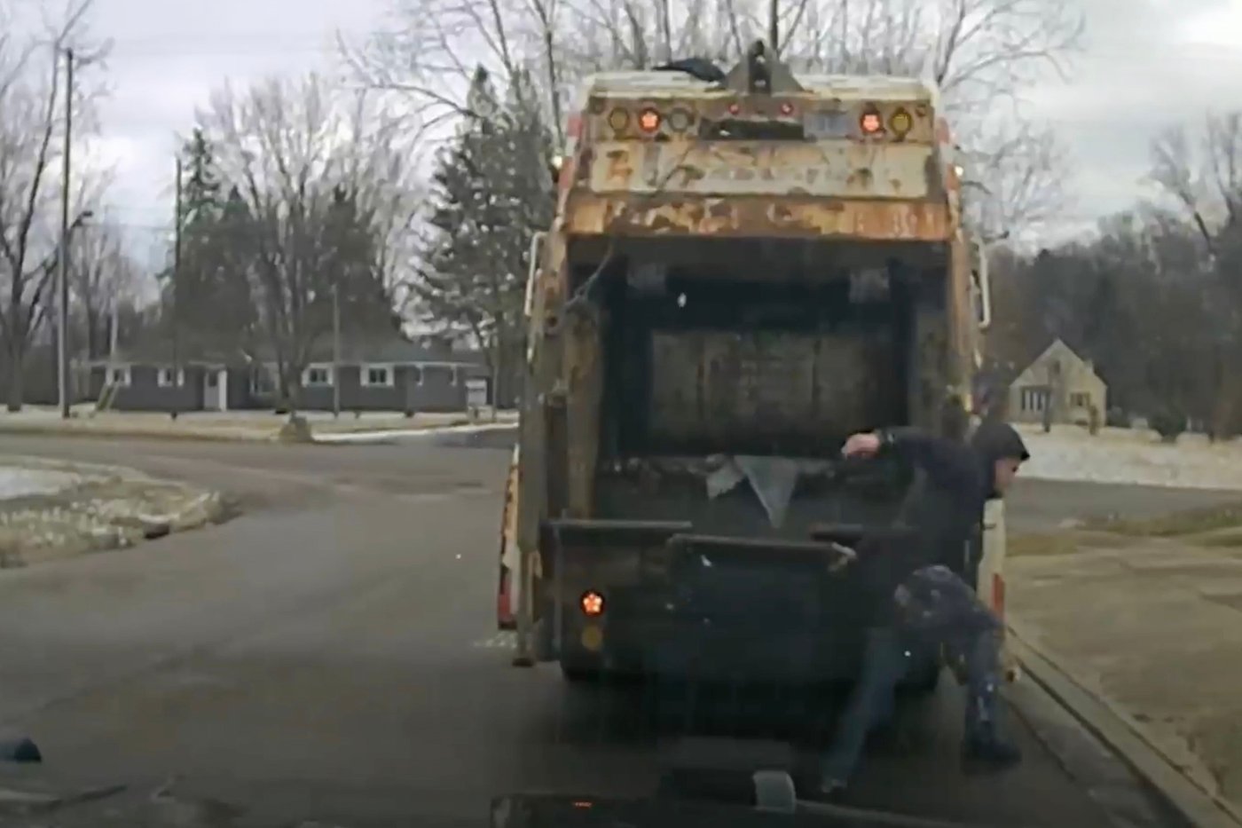 Ohio sanitation worker surprised to find police suspect in trash can | iNFOnews.ca