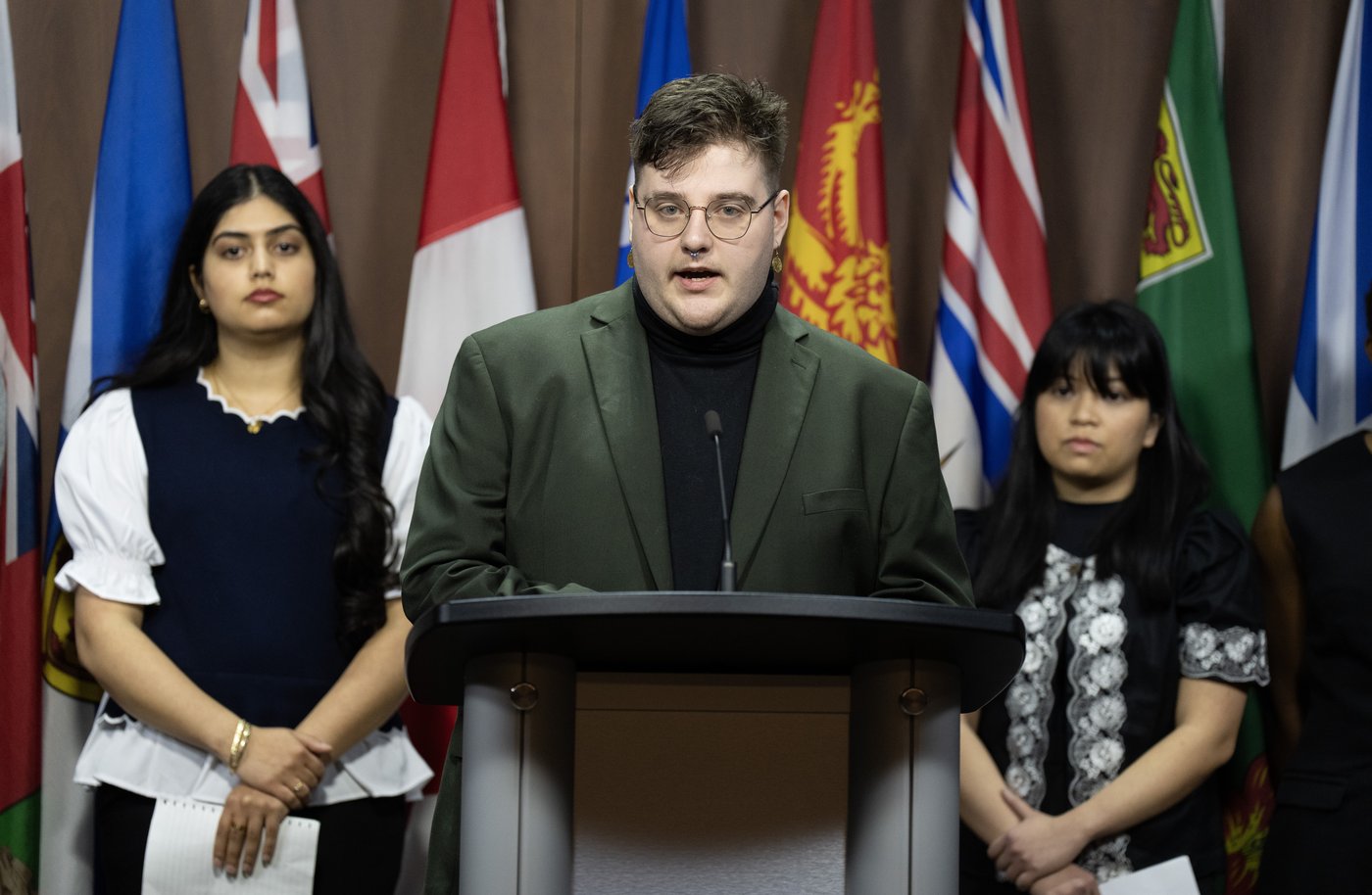 New report says youth should help guide Ottawa's campaign against online exploitation | iNFOnews.ca